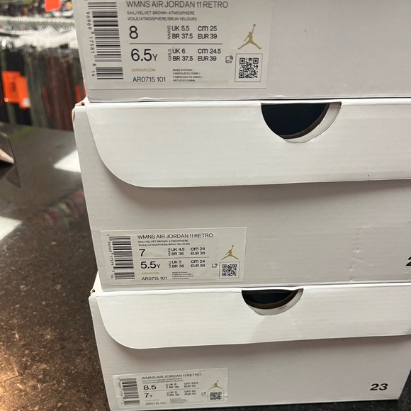 WOMEN'S AIR JORDAN 11 RETRO - "NEAPOLITAN" SZ VARIOUS - Picture 14 of 15